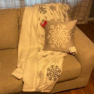 Snowflake blanket and pillow